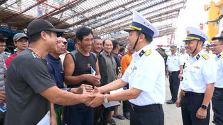 Tàu cá cùng 36 ngư dân Quảng Ngãi được tàu Hải quân lai dắt vào bờ an toàn