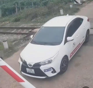 Gia Lai: Xử lý nghiêm xe tập lái cố tình vượt rào chắn đường sắt