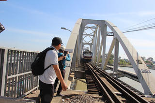 Thông tàu trở lại qua cầu Ghềnh sau sự cố sà lan va chạm
