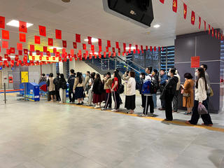 Tàu điện Hà Nội đắt khách trong những ngày xăng tăng giá