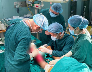 Suýt mất chân vì đắp lá chữa bỏng suốt 1 tháng