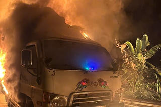 Ô tô tải chở hàng cháy rụi trên tỉnh lộ 562 ở Quảng Trị