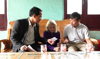 Quảng Ngãi: Mang thùng phiếu đến tận nhà Mẹ Việt Nam Anh hùng và cử tri già yếu