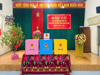 Phố núi Pleiku khẩn trương trang trí các khu vực bỏ phiếu