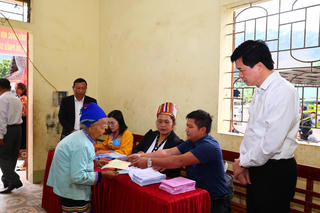 Cử tri miền biên viễn xứ Nghệ nô nức đi bầu cử sớm