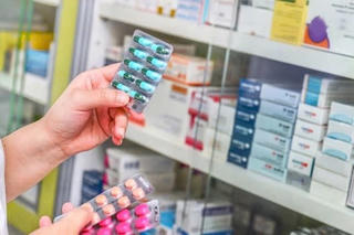 Thay đổi địa điểm kinh doanh dược có cần xin cấp lại Giấy chứng nhận đủ điều kiện kinh doanh dược?