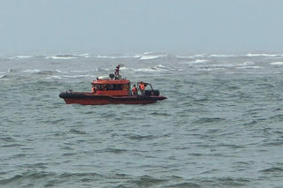 Quảng Trị: Sóng lớn đánh chìm thuyền cá gần cửa Gianh, một ngư dân mất tích