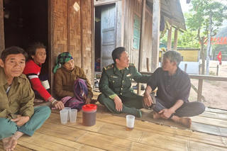 Già làng, trưởng bản - ‘cầu nối’ đưa thông tin bầu cử đến đồng bào vùng biên Quảng Trị