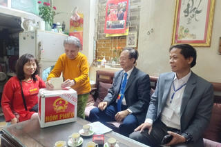 Không để ai bỏ lại phía sau, các tổ bầu cử Hà Nội đưa hòm phiếu đến với cử tri cao tuổi