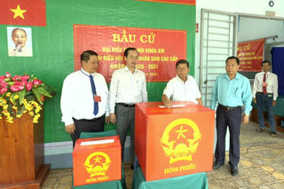 Cử tri Vĩnh Long nô nức đi bầu cử từ sáng sớm