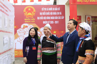 Cử tri Lào Cai hăng hái tham gia bầu cử