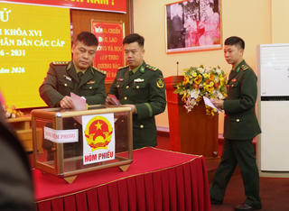 Những lá phiếu từ lúc rạng sáng của các cán bộ, chiến sĩ đồn Biên phòng cửa khẩu quốc tế Lào Cai