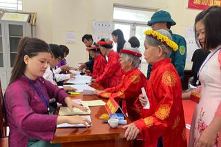 Cử tri xã Hưng Đạo, TP Hà Nội tích cực đi bầu cử, góp phần lựa chọn đại biểu xứng đáng