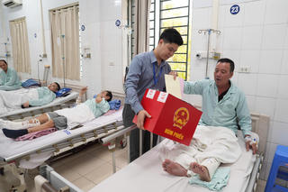Mang hòm phiếu bầu cử đến từng người bệnh