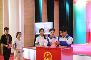 Sinh viên, học sinh Thái Nguyên thể hiện trách nhiệm trong ngày hội bầu cử