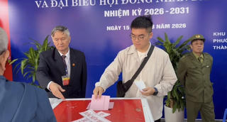 Cử tri trẻ hào hứng trong ngày hội non sông