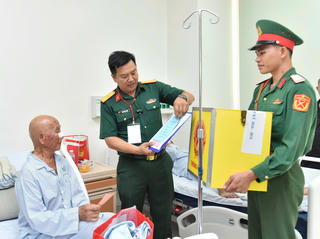 Bệnh viện Quân y 175 tổ chức cho bệnh nhân bỏ phiếu bầu cử trên giường bệnh 