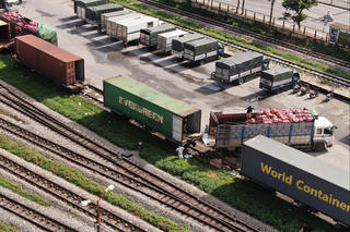 Doanh nghiệp Việt xoay xở tìm cách xuất hàng giữa cảnh xung đột ở Trung Đông