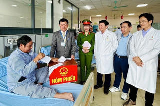 Cử tri đặc biệt bỏ phiếu ngay tại giường bệnh