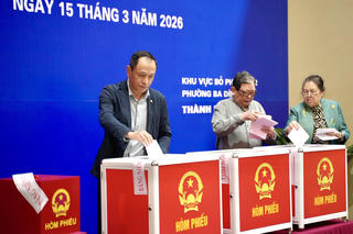 Tổng Giám đốc Vietnam Airlines Lê Hồng Hà bỏ phiếu bầu cử từ sớm tại Hà Nội