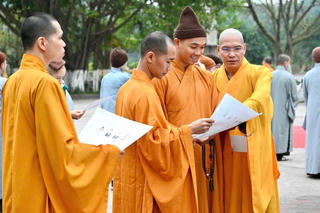 Chư tăng, phật tử tích cực tham gia ngày hội bầu cử