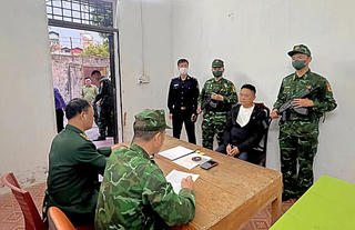 Bắt giữ người nước ngoài vận chuyển trái phép 754g vàng qua cửa khẩu Móng Cái