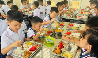 Hà Nội hướng dẫn quy trình 10 bước tổ chức bữa ăn bán trú tại trường học