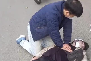 Khen thưởng đột xuất bác sĩ cứu người giữa đường