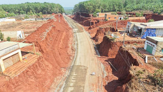 Chủ đầu tư xin lỗi người dân ở nhà chênh vênh bên tuyến đường đang thi công tại Đồng Nai
