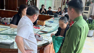 Cụ bà 70 tuổi suýt bán 19 chỉ vàng vì cuộc gọi ‘kê khai tài sản’