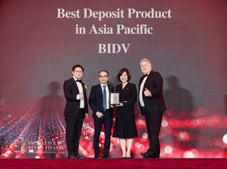 BIDV viết tiếp thập kỷ dẫn đầu với cú đúp giải thưởng Ngân hàng Bán lẻ tốt nhất Việt Nam Tiền gửi tốt nhất Châu Á