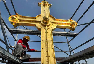 TP HCM: Hai thánh giá mới mạ vàng được lắp lại trên đỉnh tháp chuông Nhà thờ Đức Bà