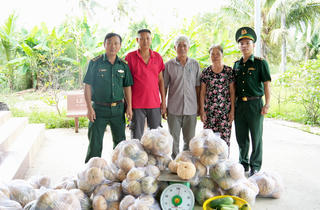 BĐBP Cà Mau hỗ trợ tiêu thụ bí đỏ, tiếp sức nông dân vượt khó
