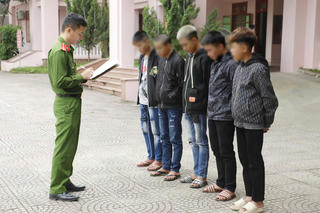 Nhóm thanh niên trộm loạt xe máy, sử dụng xe gian đánh võng, gây rối