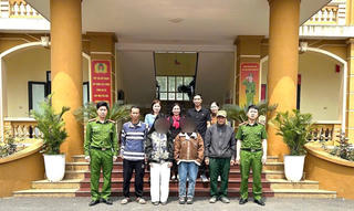 Hai nữ sinh làm quán hát về Lào Cai đi học