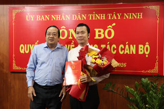 UBND tỉnh Tây Ninh trao quyết định về công tác cán bộ