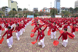 Gần 3.000 người cao tuổi Hà Nội tham gia đồng diễn múa quạt dưỡng sinh