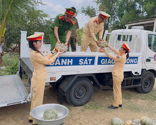 Công an Cà Mau: Hỗ trợ tiêu thụ nông sản, sẻ chia khó khăn với nông dân