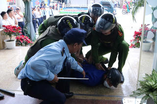 Hải Phòng diễn tập xử lý tình huống cướp ngân hàng sử dụng vũ khí nguy hiểm