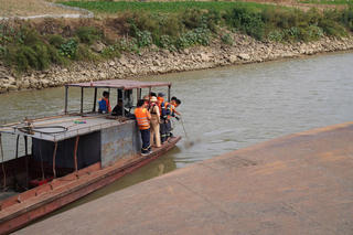 Phú Thọ: Huy động hàng trăm người cứu hộ vụ xà lan lật trên sông Hồng