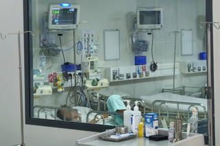 Giành giật sự sống cho bé gái nhiễm não mô cầu 