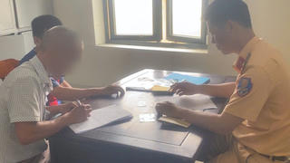 CSGT TP Huế xử phạt 15 triệu đồng tài xế xe biển xanh chở người trên thùng