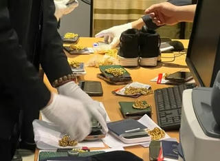 Thu giữ gần 7kg vàng vận chuyển trái phép qua sân bay Cát Bi