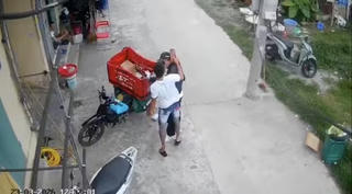 Hưng Yên: Triệu tập đối tượng dùng gạch tấn công shipper giữa đường
