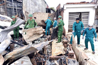 Cà Mau: BĐBP hỗ trợ người dân sau vụ cháy trong đêm