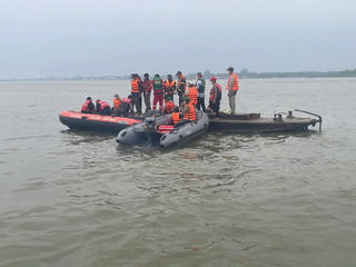 Tìm thấy thi thể thứ 2 trong vụ xà lan bị lật trên sông Hồng