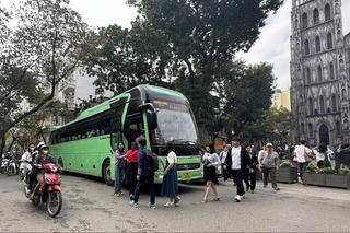 Xem xét cấp phép với xe hợp đồng trên 28 chỗ tại khu vực trung tâm Hà Nội