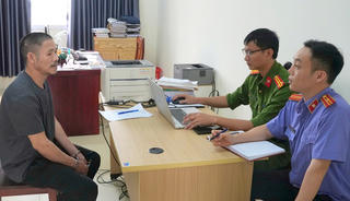 Khống chế đối tượng vi phạm nồng độ cồn còn dùng búa đánh bị thương Đại úy CSGT 