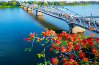 Phóng sự ảnh: Những nhịp cầu Huế - Nối dòng ký ức, mở lối tương lai (Bài 1): Trường Tiền - Biểu tượng hơn trăm năm bên dòng Hương
