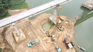 Phú Thọ: Cận cảnh công trình sửa chữa hư hỏng cầu sông Lô